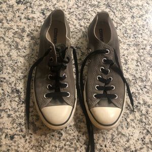 Men’s converse 7 / women’s 8.5